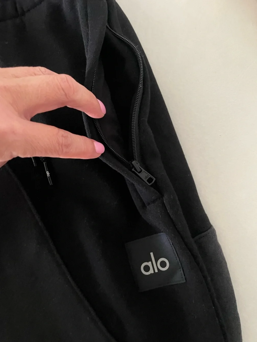 Alo NWOT Make Waves Sweatpants Vintage Black Tonal zipper pockets Size S